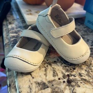 L’Amour White Leather Velcro Mary Jane Size 4 Very Good Used Condition